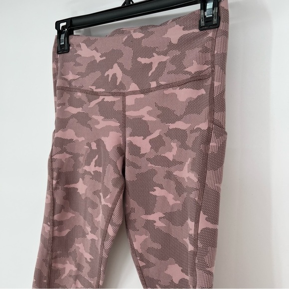 Athleta Ultimate Stash Pocket Texture Camo Capri - Picture 16 of 16